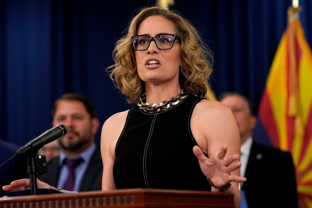 Sens Kyrsten Sinema Thom Tillis To Pitch Title 42 Replacement To Combat Potential Border Surge