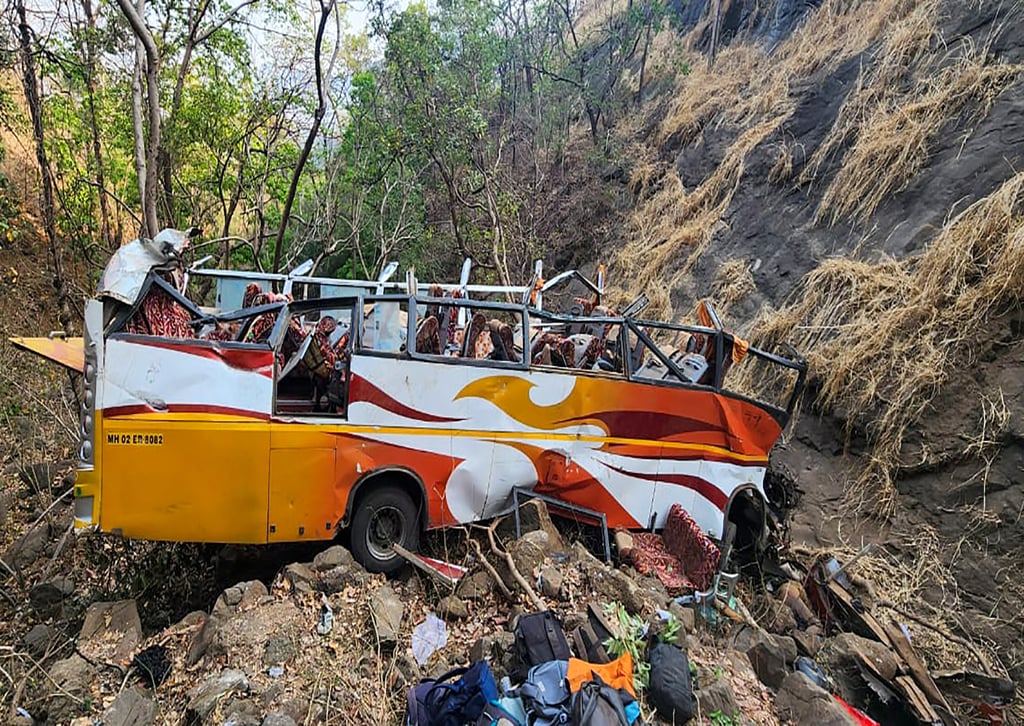 25 dead after bus catches fire in India