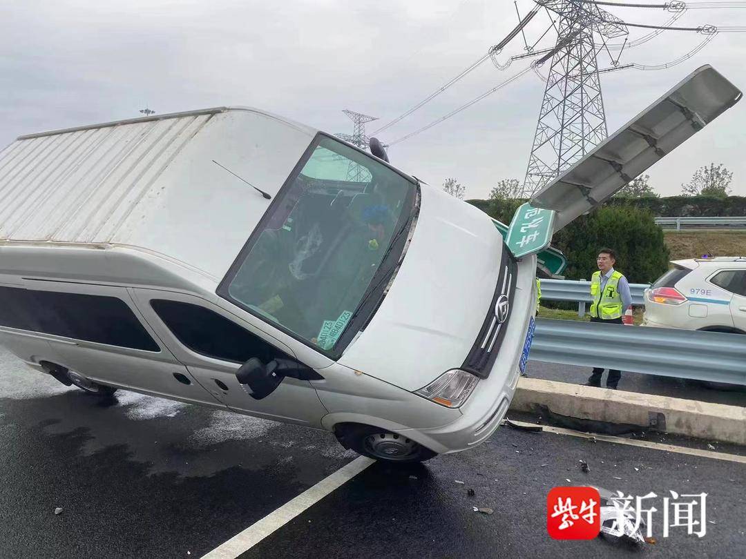 【视频】面包车撞上指示牌后“凹造型”，背后原因竟是疲劳驾驶