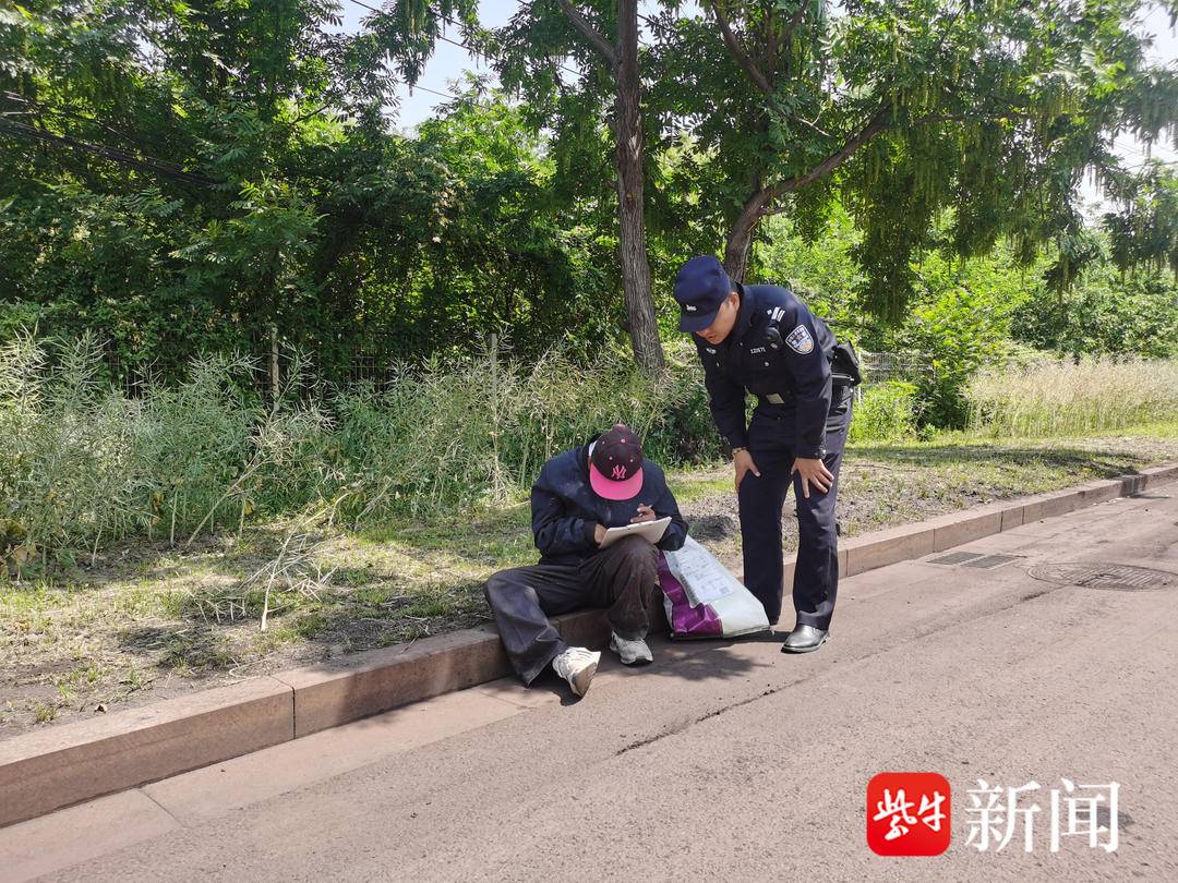 拾荒男子迷路拒绝救助 民警帮他收集废旧纸箱终获得其信任