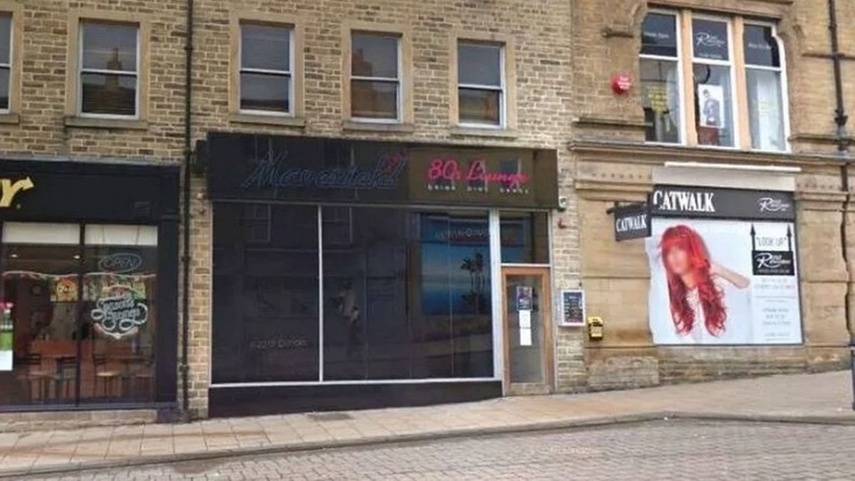 Job advert looking for new staff at 80s-themed bar sparks furious 'sexism' debate