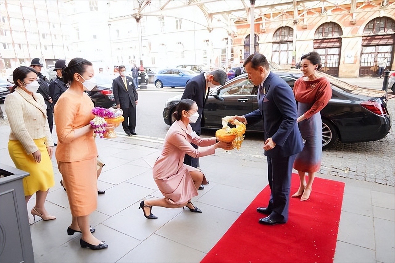 苏提达英国回去后首次营业就惊艳！泰服这么紧身勒出细腰，美翻了