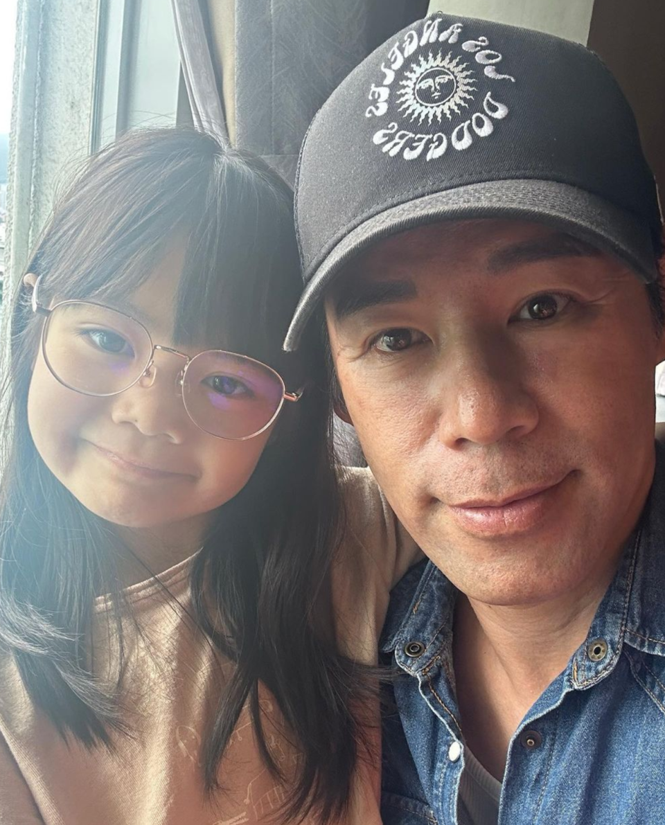徐荣带动妻女一起跑步享受亲子乐 一家三口开心合影