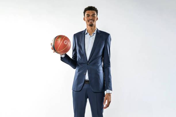 文班亚马包揽法甲MVP、DPOY、得分王篮板王、最佳新人和一阵