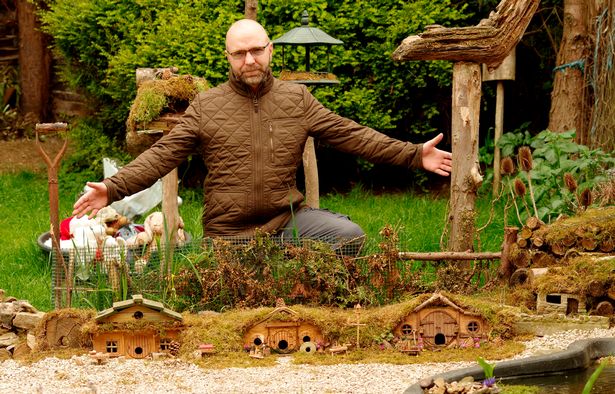 Man makes cute Hobbit-style houses for his pet mice and treats them to a picnic