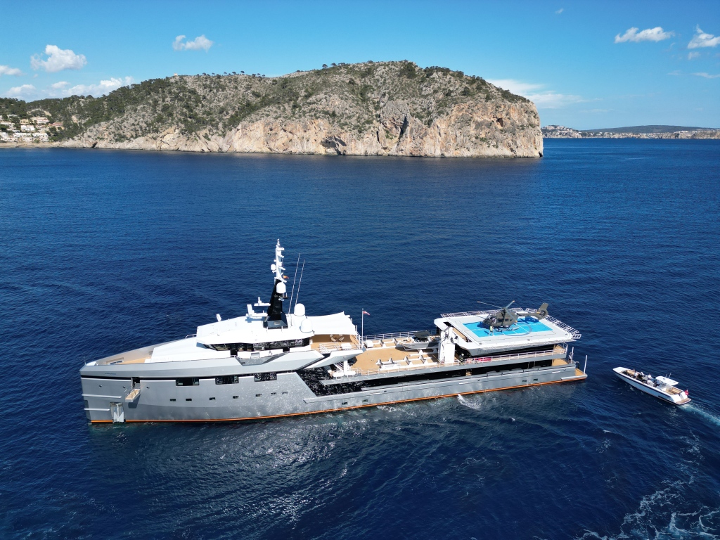 Jeff Bezos’ $500M yacht has a 246-foot support ship, Lauren Sanchez figurehead