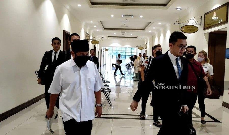 Civil servant and Datuk claim trial to taking RM780,000 in bribes over palm oil tax fraud