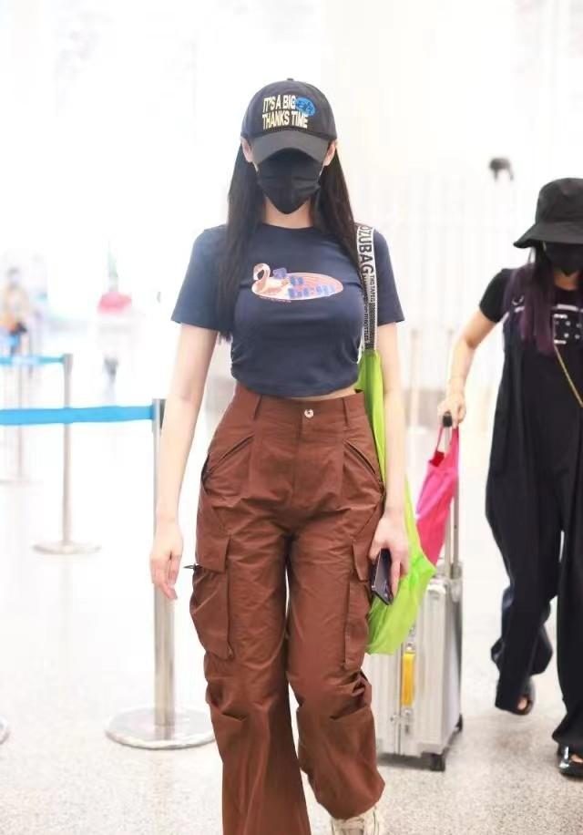 被张天爱惊艳了，穿露脐装建模身材太精致，1尺6蛮腰太吸睛了