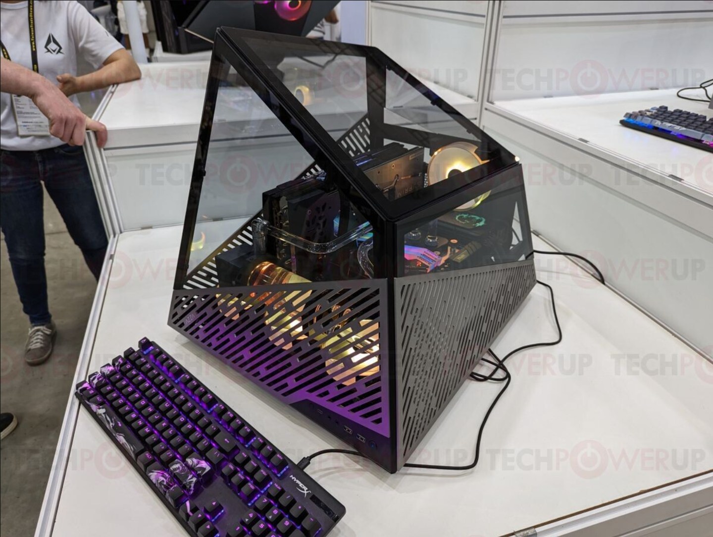 AZZA 在 Computex 2023 展示多款奇特造型立方体电脑机箱