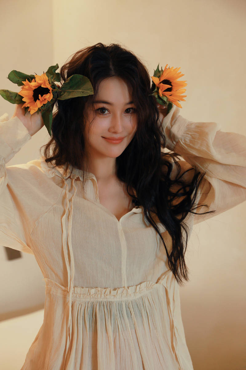 张馨予羊毛卷造型慵懒妩媚 手捧向日葵似许愿少女