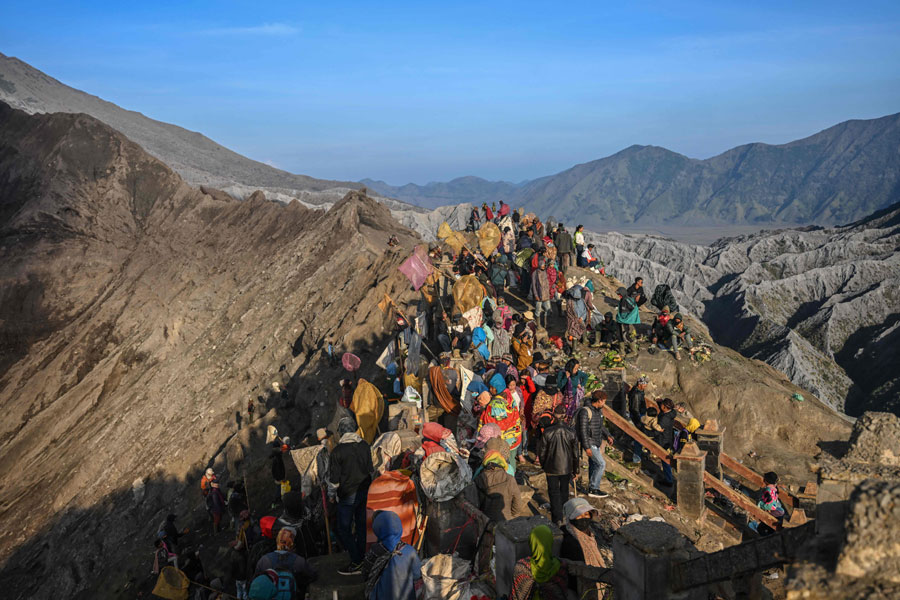 登火山 投祭品 东爪哇实践古早仪式