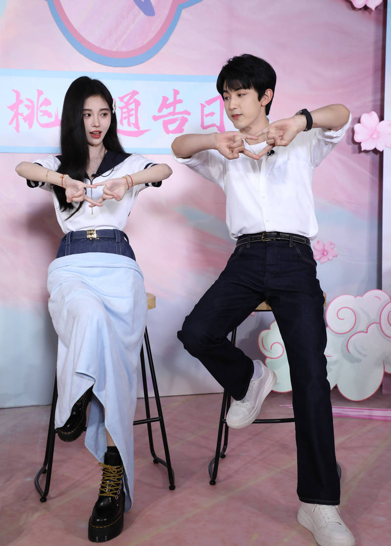 鞠婧祎郭俊辰携《花戎》扫楼 互换身份上演反串