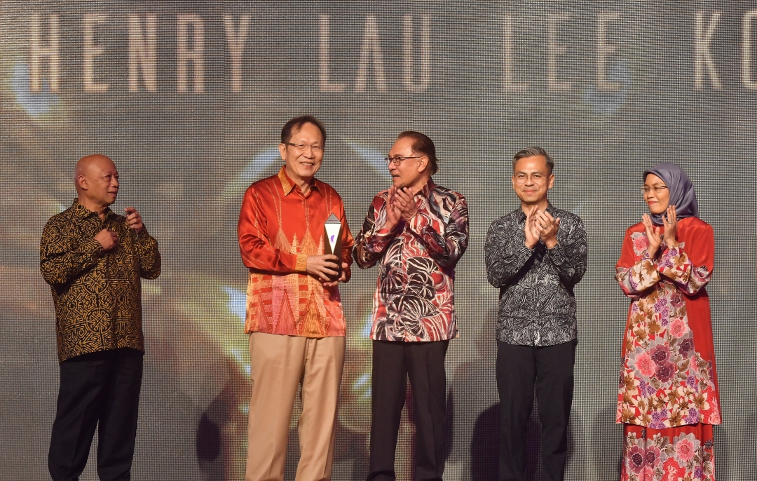 Dato Henry Lau honoured with Tokoh Media Award by MPI-Petronas