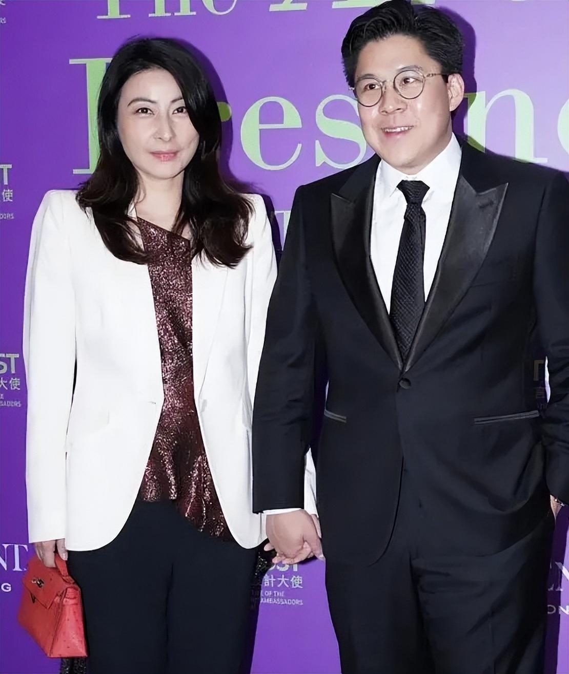 霍启刚郭晶晶将育儿经写成书，公开多张家庭私照，揭霍家教育秘诀