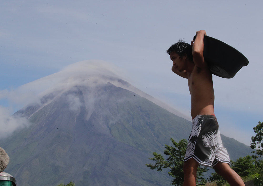 菲律宾马荣火山喷出熔岩，可能即将剧烈喷发