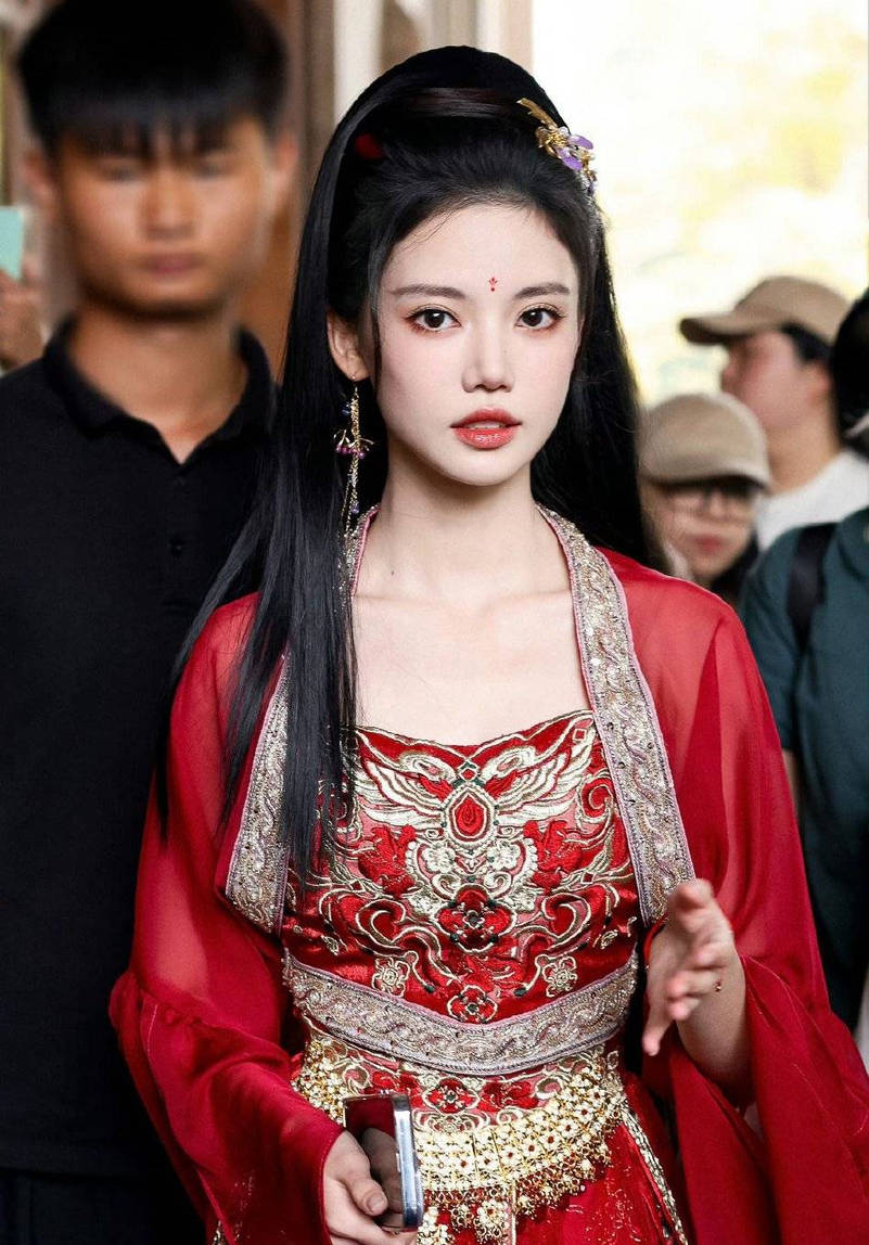 娜扎谢娜《萌探》路透曝光 cos仙侠角色造型精致