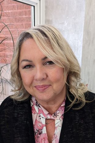 Manicurist makes nail rings so Muslim clients can wear polish without missing a prayer