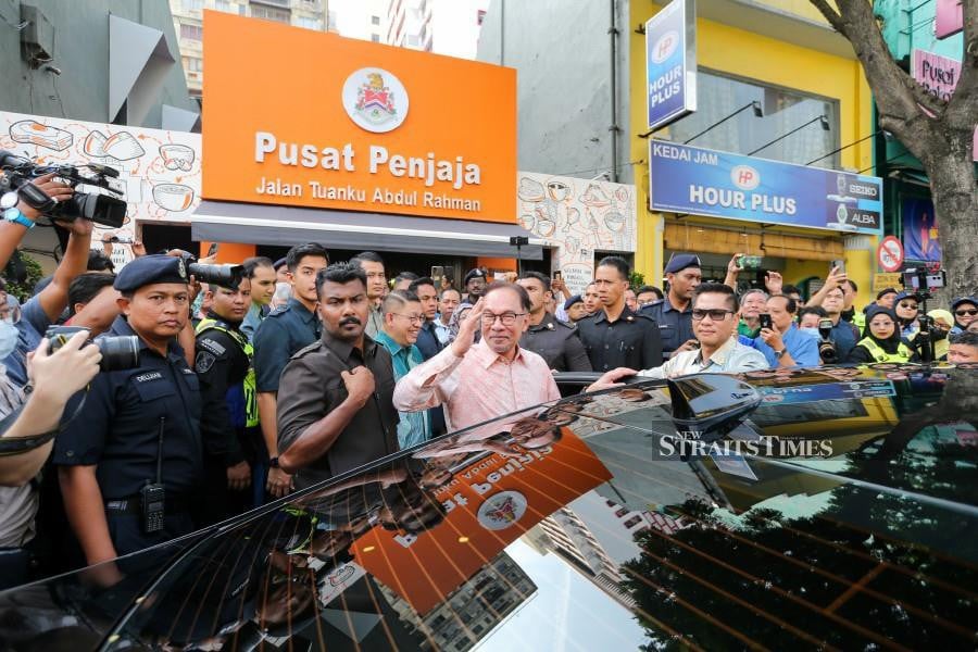 Anwar feted with Penjaja Madani's roti canai, kopi O and nasi lemak