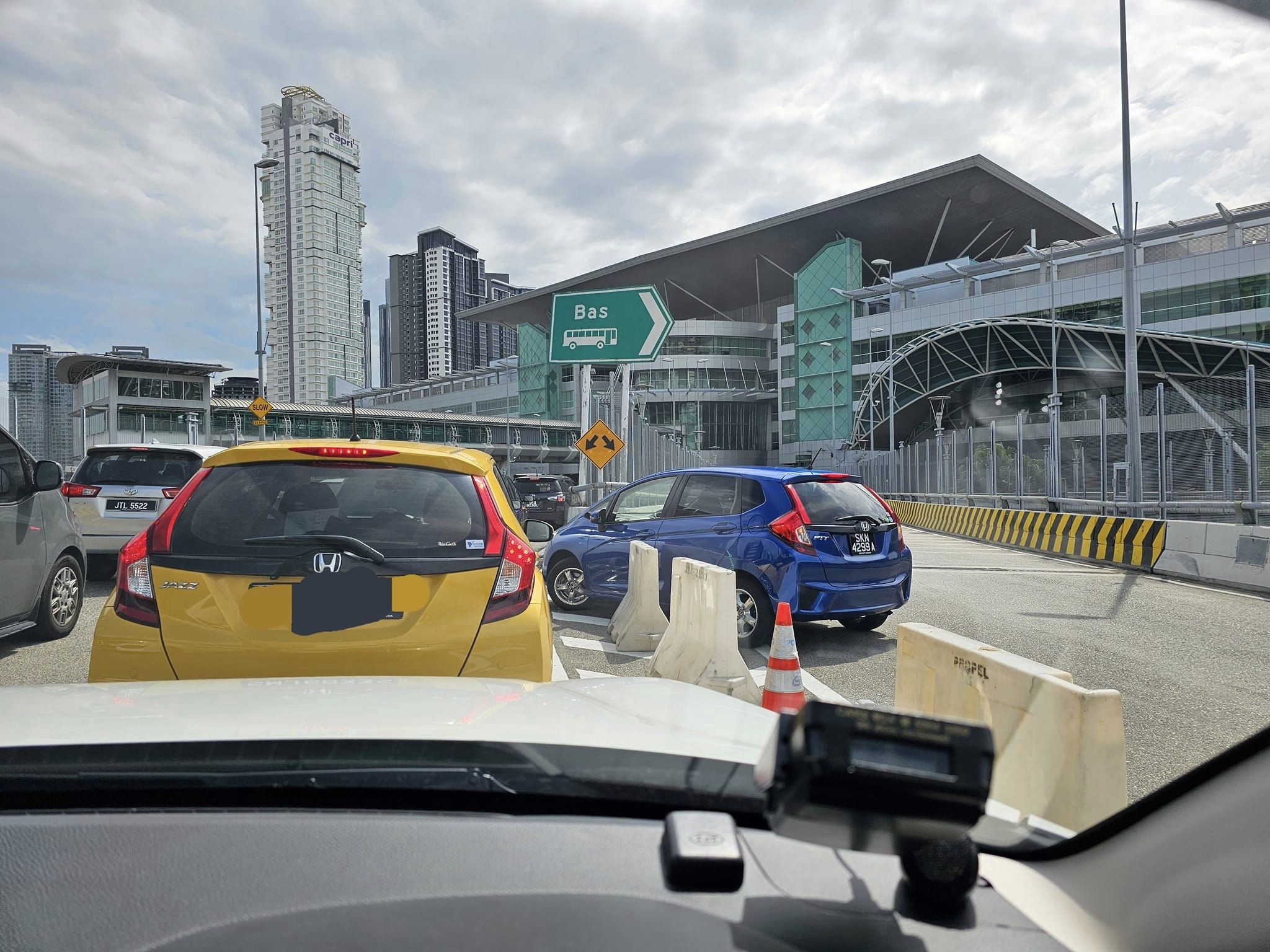 JB Police Conducted Operation Near JB Customs Against Drivers Who Cut Queue