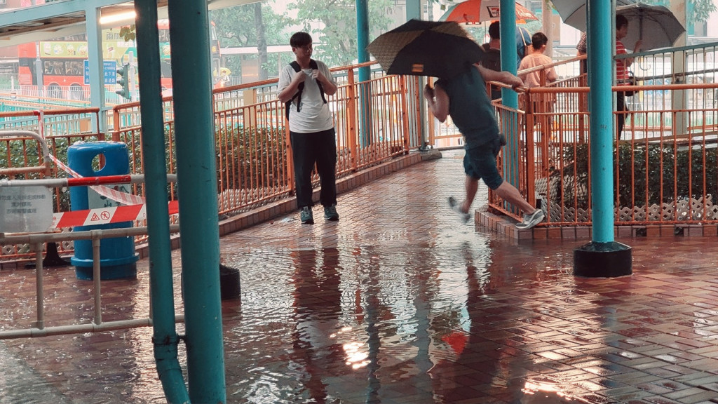 红雨期间 本港多处出现水浸 港珠澳大桥香港口岸天花渗水