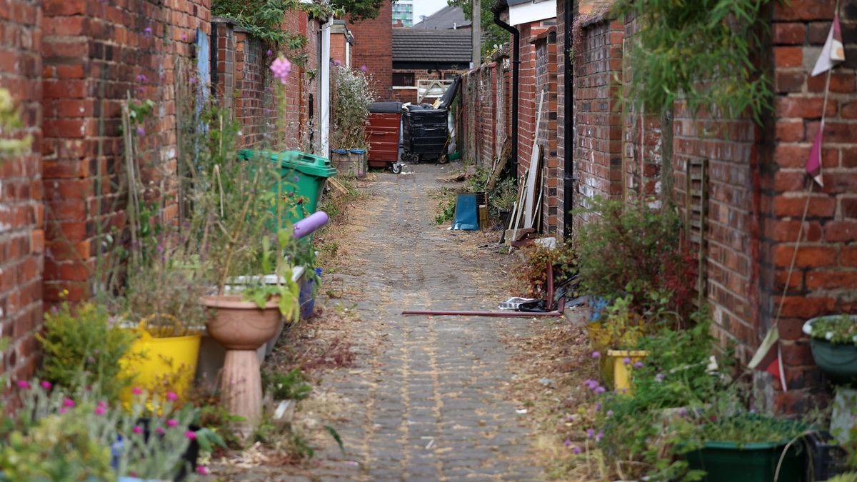 People seriously torn on what to call an alleyway - as some call it a 'ginnel'