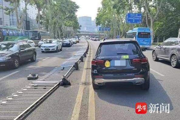【视频】近百米护栏集体“卧倒”，新手司机出车祸后一脸蒙