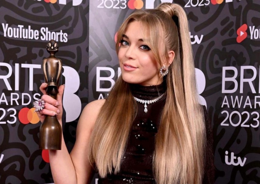 Becky Hill suffers wardrobe malfunction at Glastonbury