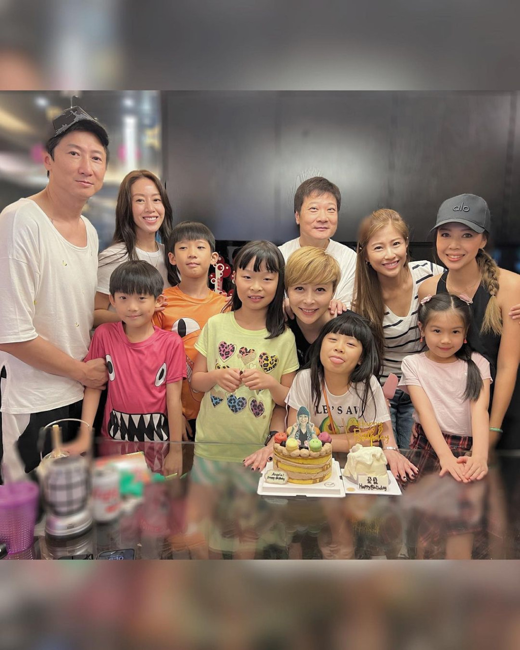 畲诗曼偕潮妈回乡祭祖认真架势！万人空巷列队欢迎视后衣锦还乡