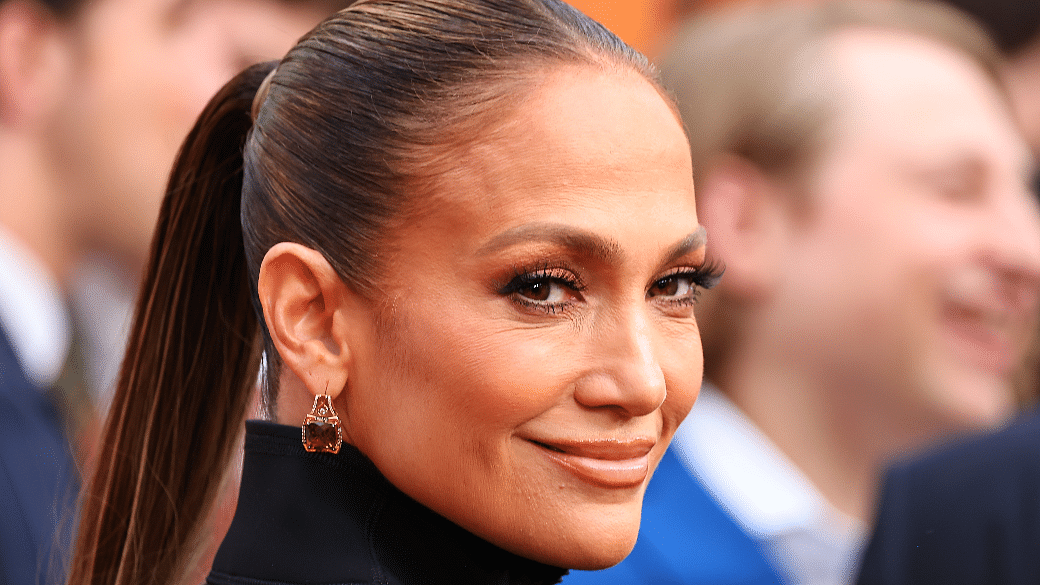 Jennifer Lopez Showed Her Side Boobs In Her Hollywood Photoshoot