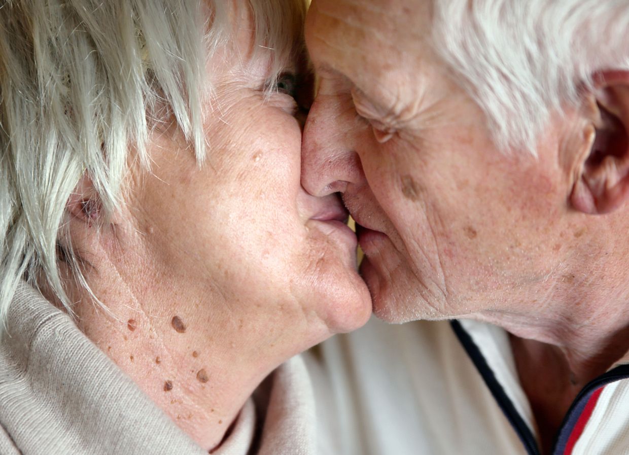 Can you still kiss with false teeth?