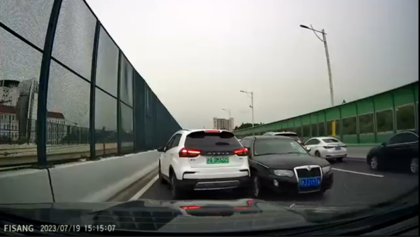 一小客车逆向驶上高架碰擦三车无人伤亡，司机已被上海警方控制