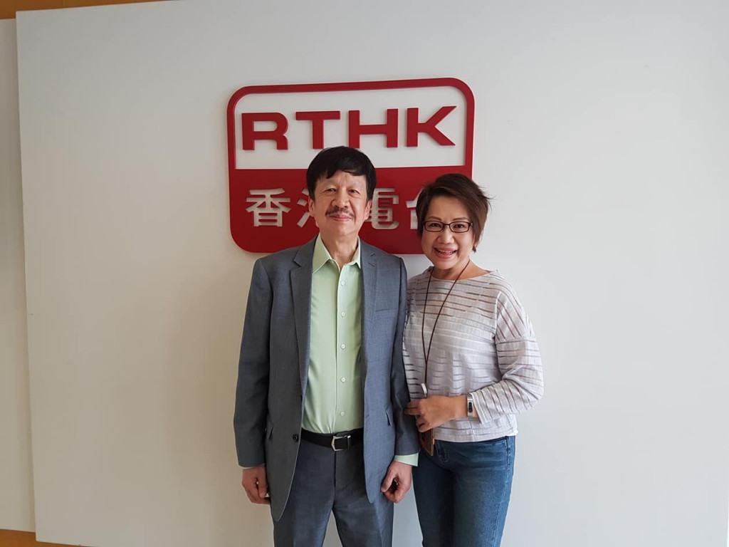 香港书展2023丨陈百强兄陈百灵罕现身！造型几十年不变 撑前DJ出书纪念逝世弟