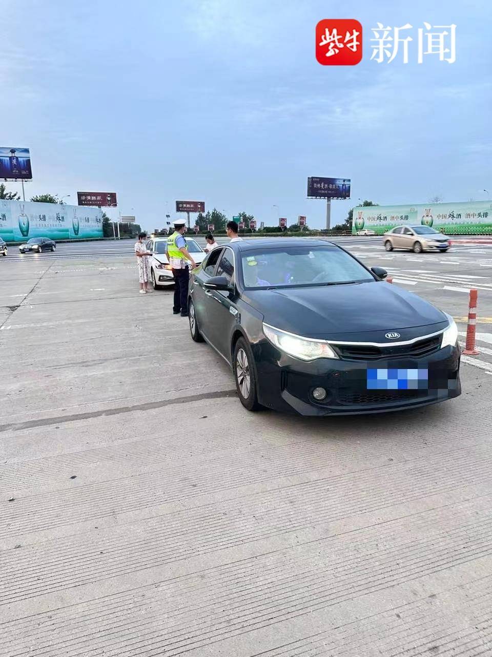 【视频】前车是停还是行？收费站未减速追尾有争议，监控还原真相