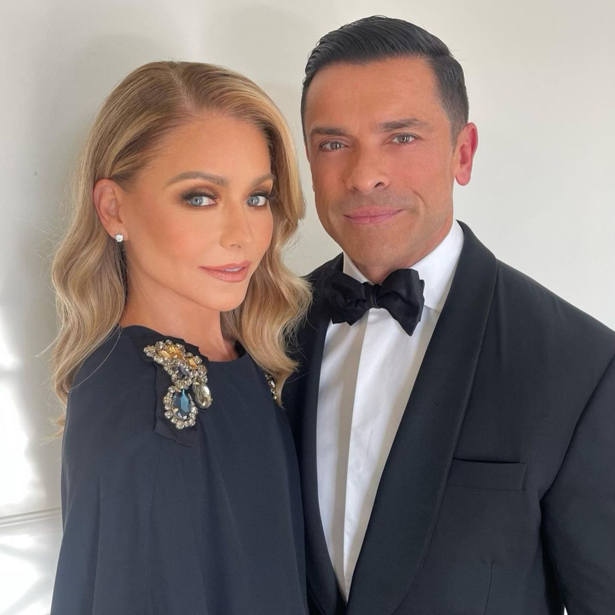 Kelly Ripa Is Thirsting Over This Shirtless Photo of Mark Consuelos at the Pool