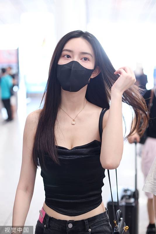 孟子义all black现身机场 黑色露背吊带秀雪肤美背