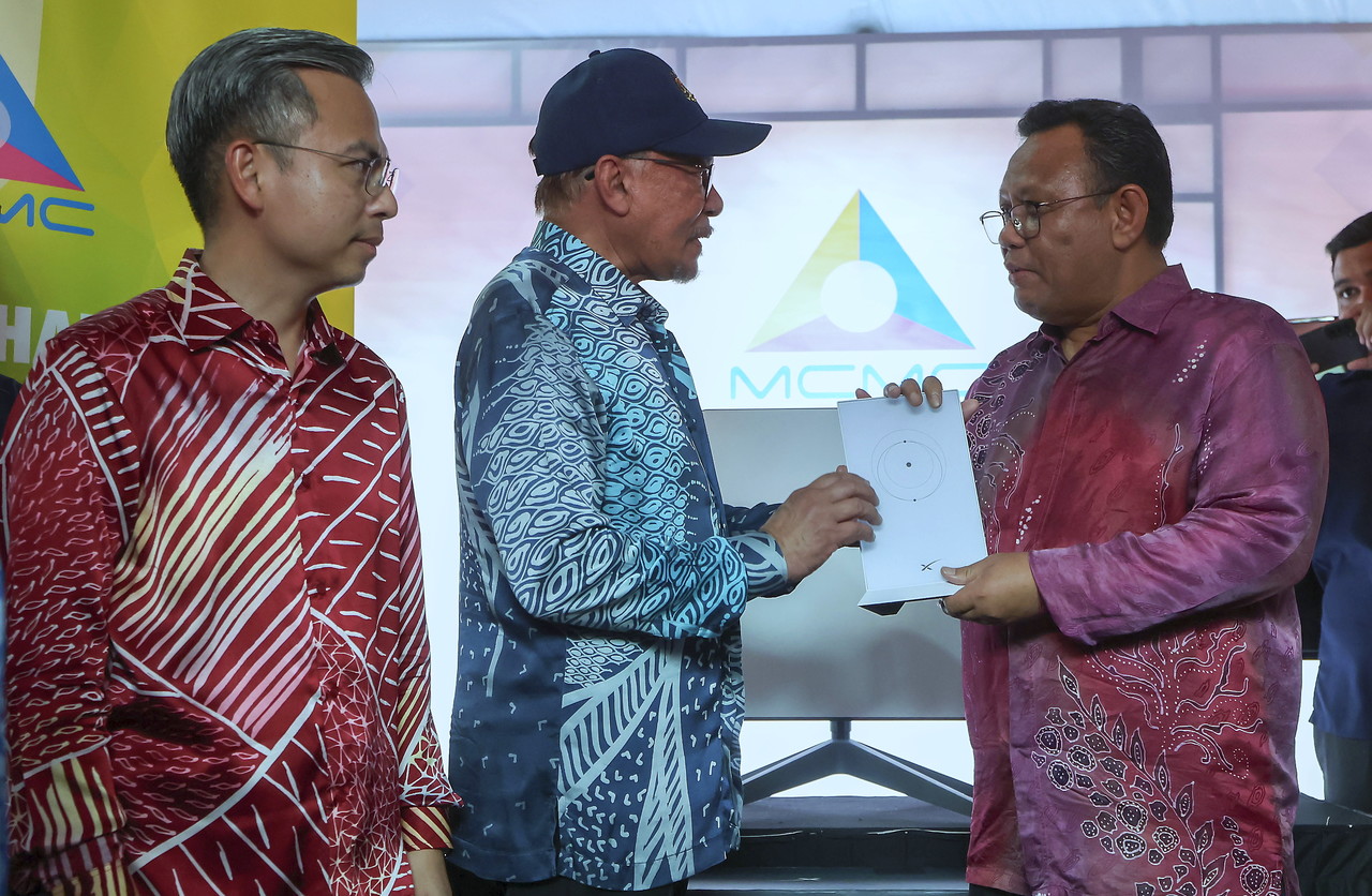 UiTM Kuala Pilah campus receives first Starlink satellite device from PM