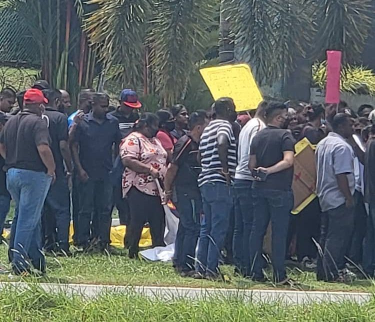 Family members of Sosma detainees stage hunger strike outside Sungai Buloh prison