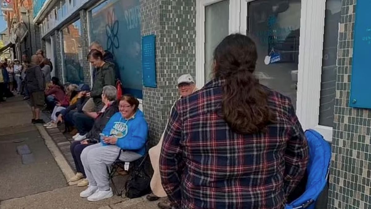 Hundreds queue OVERNIGHT and 27,000 call dentist practice offering 60 new NHS slots