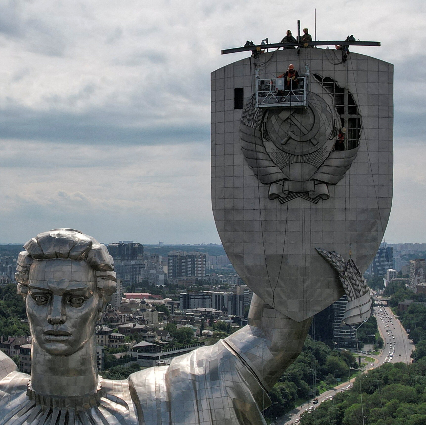 Ukraine Replaces Soviet Emblem on Kyiv’s Motherland Monument