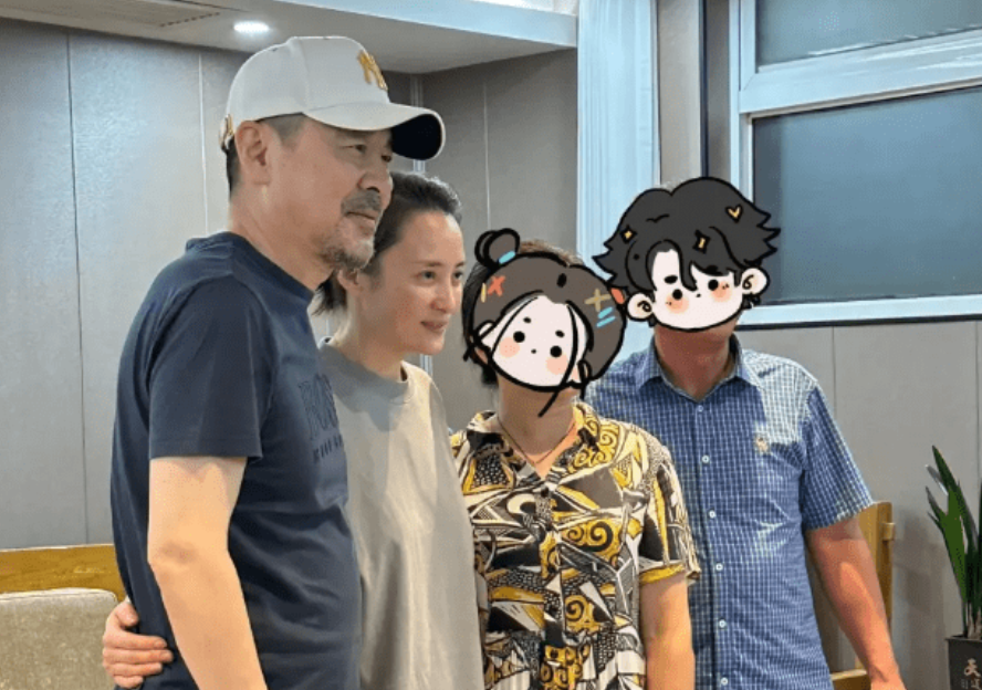 陈建斌夫妇聚餐被偶遇，蒋勤勤素颜太朴素，遇粉丝亲切合影没架子
