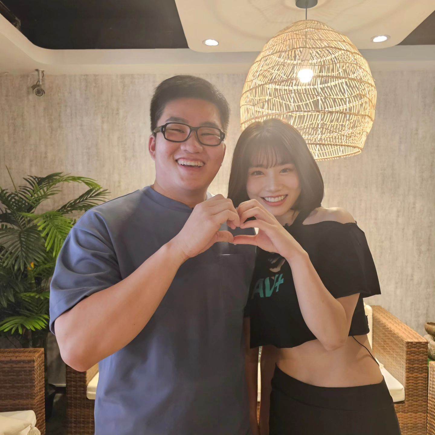 内有影片！Joeman现场看河北彩花的Video！本尊现身问「舒服吗」？他吓到嘴巴开开+跌地上！