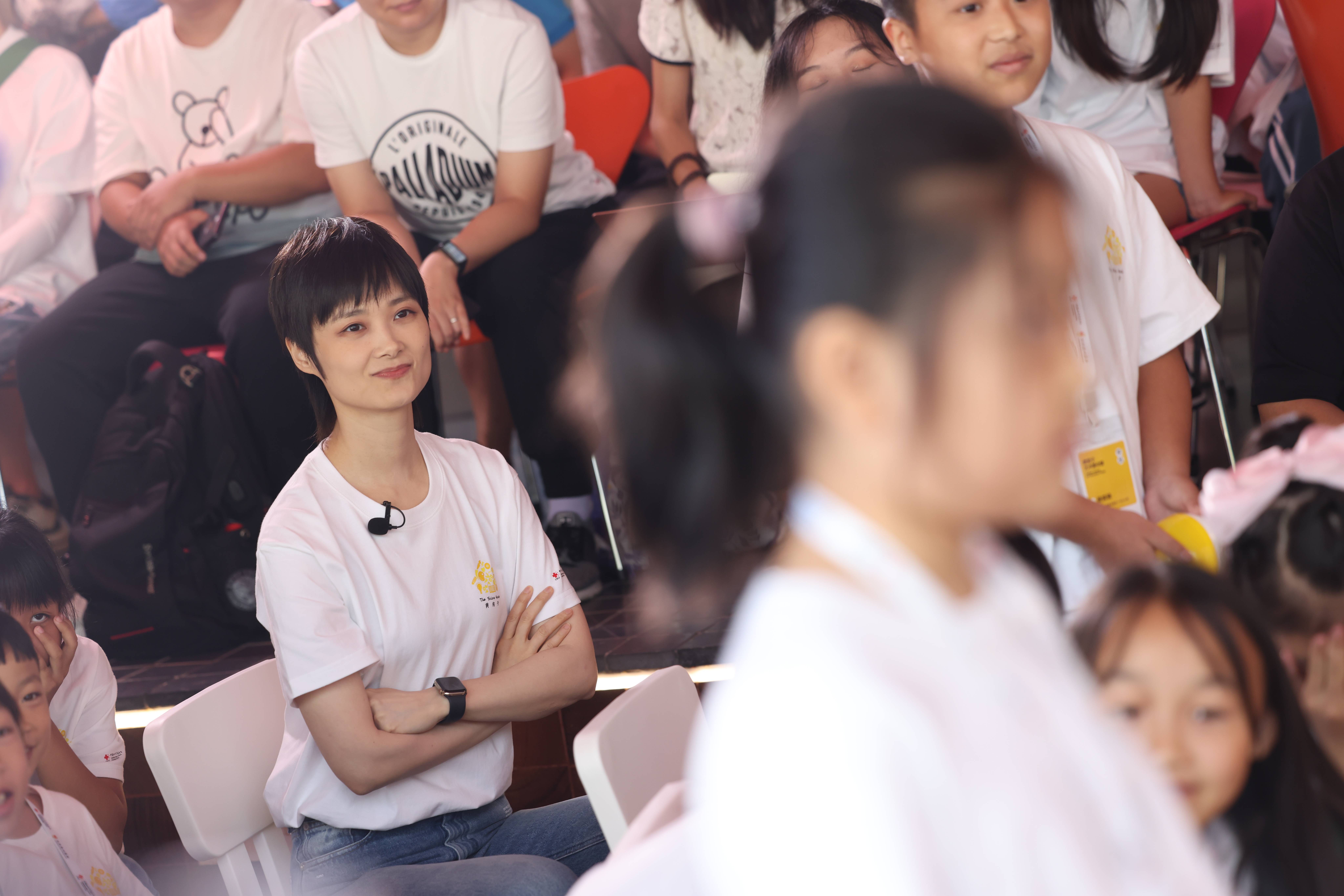李宇春素装与小朋友大合唱 透露“黄房子”项目缺乏美术老师
