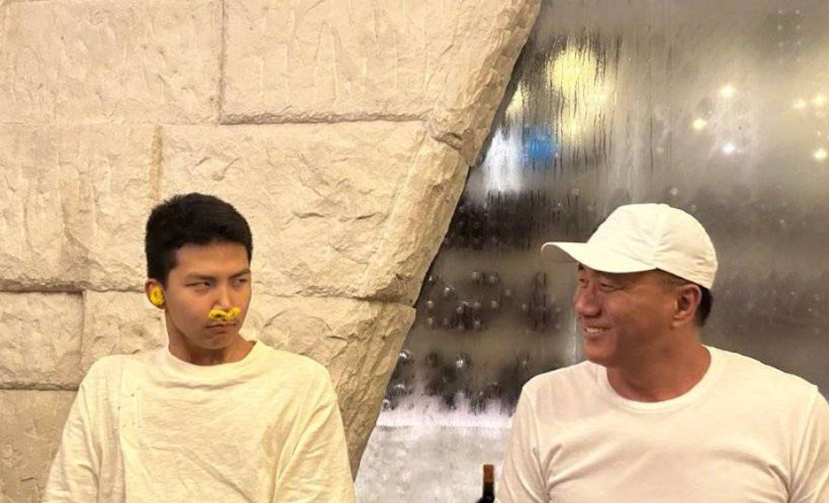 演员胡军曝光全家福！儿子康康越来越硬汉，一家四口太幸福