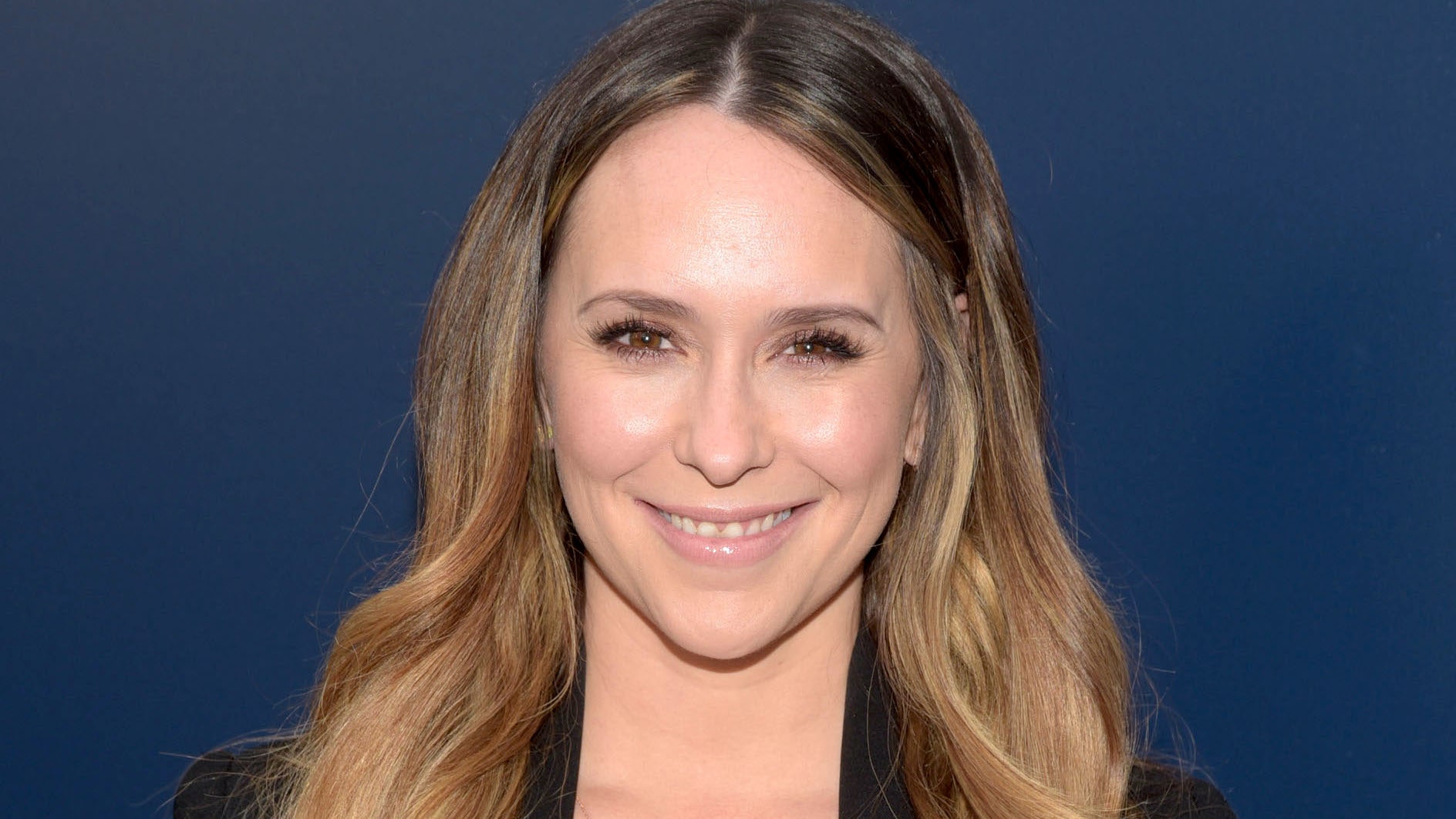 Jennifer Love Hewitt's Blonde Era Has Come to a Blunt End (Literally)