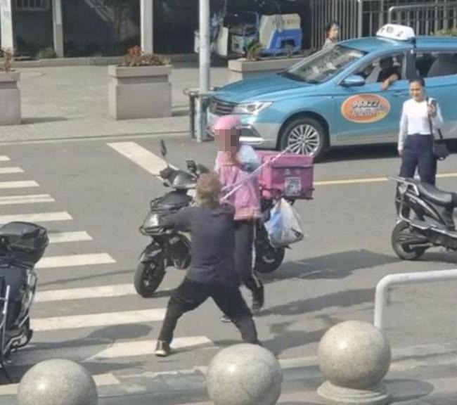 上海街头一老人和外卖员起纷争？有关部门：双方皆未受伤，已和解