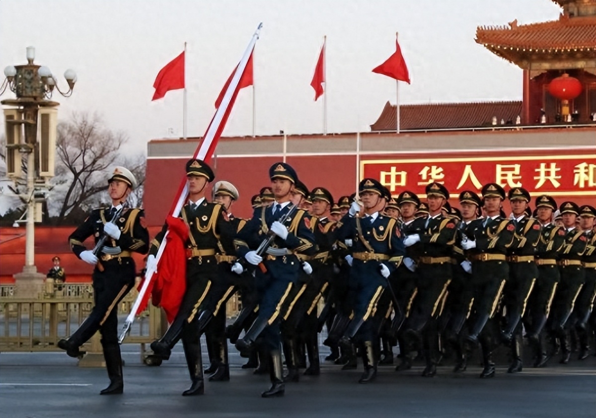 天安门广场上的便衣，身上背的又黑又长的东西，究竟是什么？