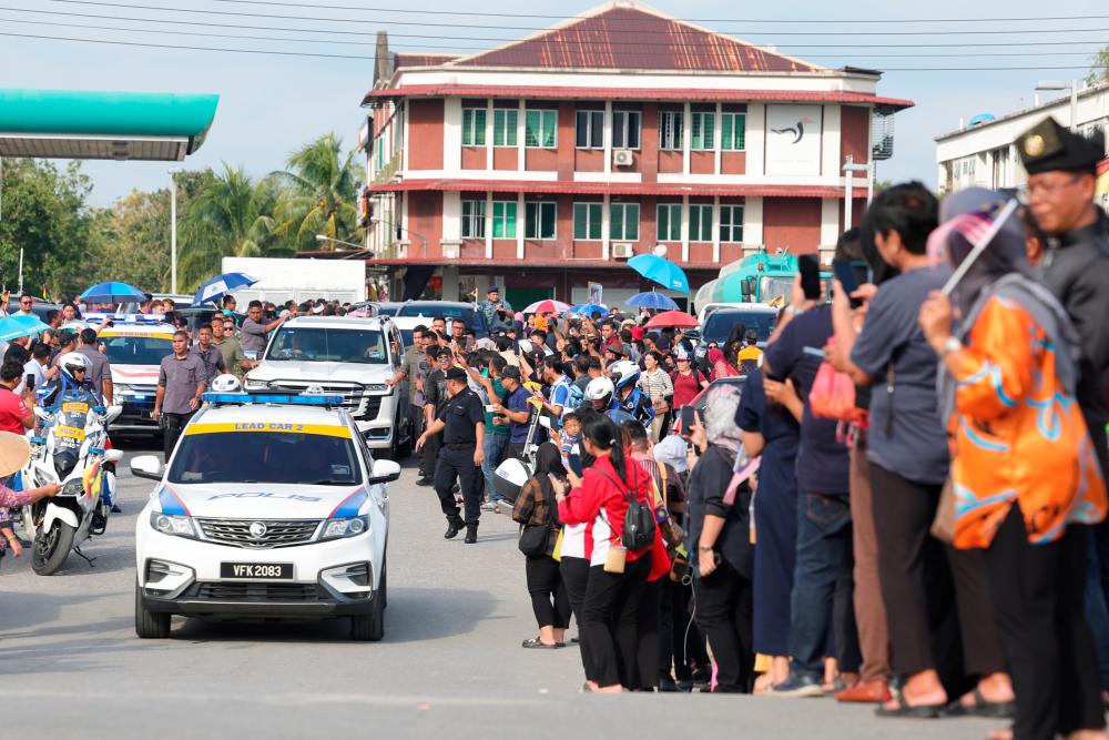King’s 15-hour Sibu-Kuching journey as Sarawakians line the streets faithfully