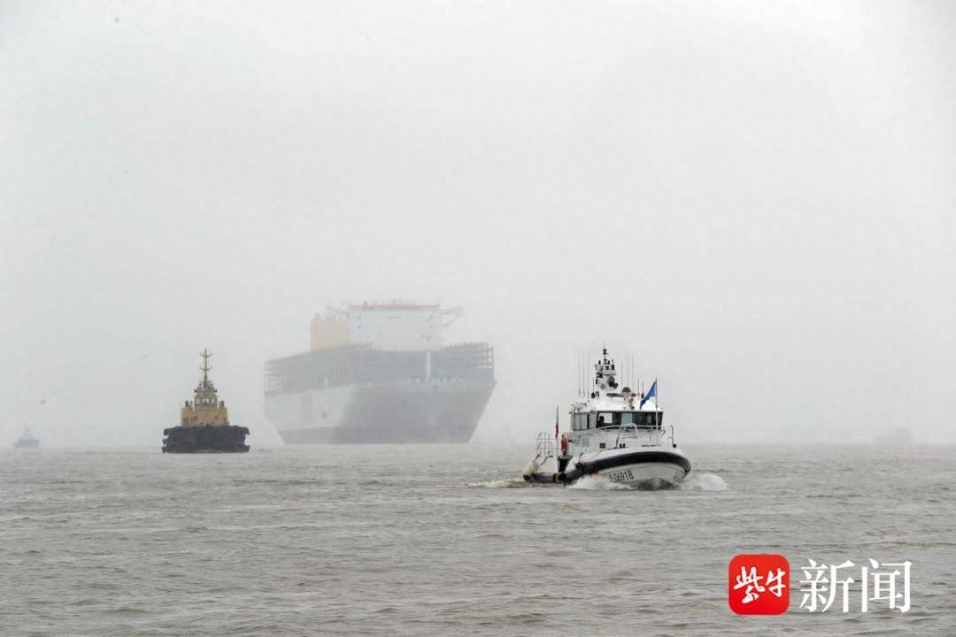 第三艘“海上巨无霸”  世界最大级集装箱船从南通安全出江试航