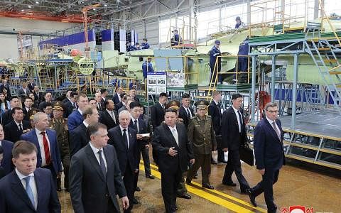 俄防长陪金正恩参观高超音速匕首导弹和战略轰炸机