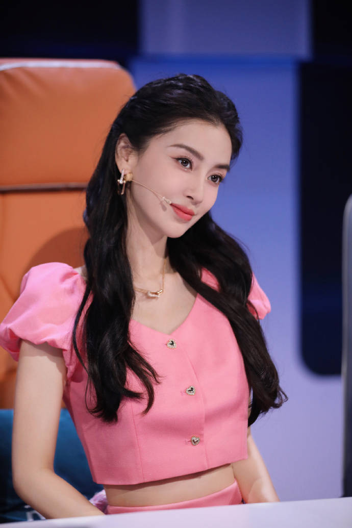 温柔甜美！杨颖大波浪卷发配芭比粉短裙造型录综艺